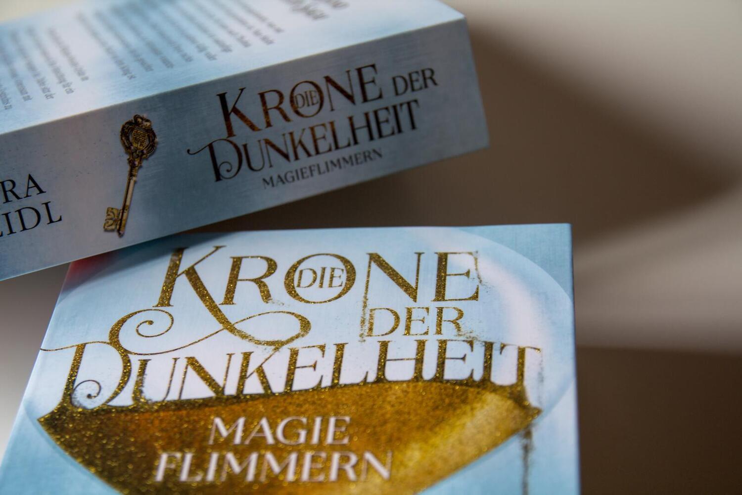 Bild: 9783492705271 | Die Krone der Dunkelheit 02 | Magieflimmern | Laura Kneidl | Buch