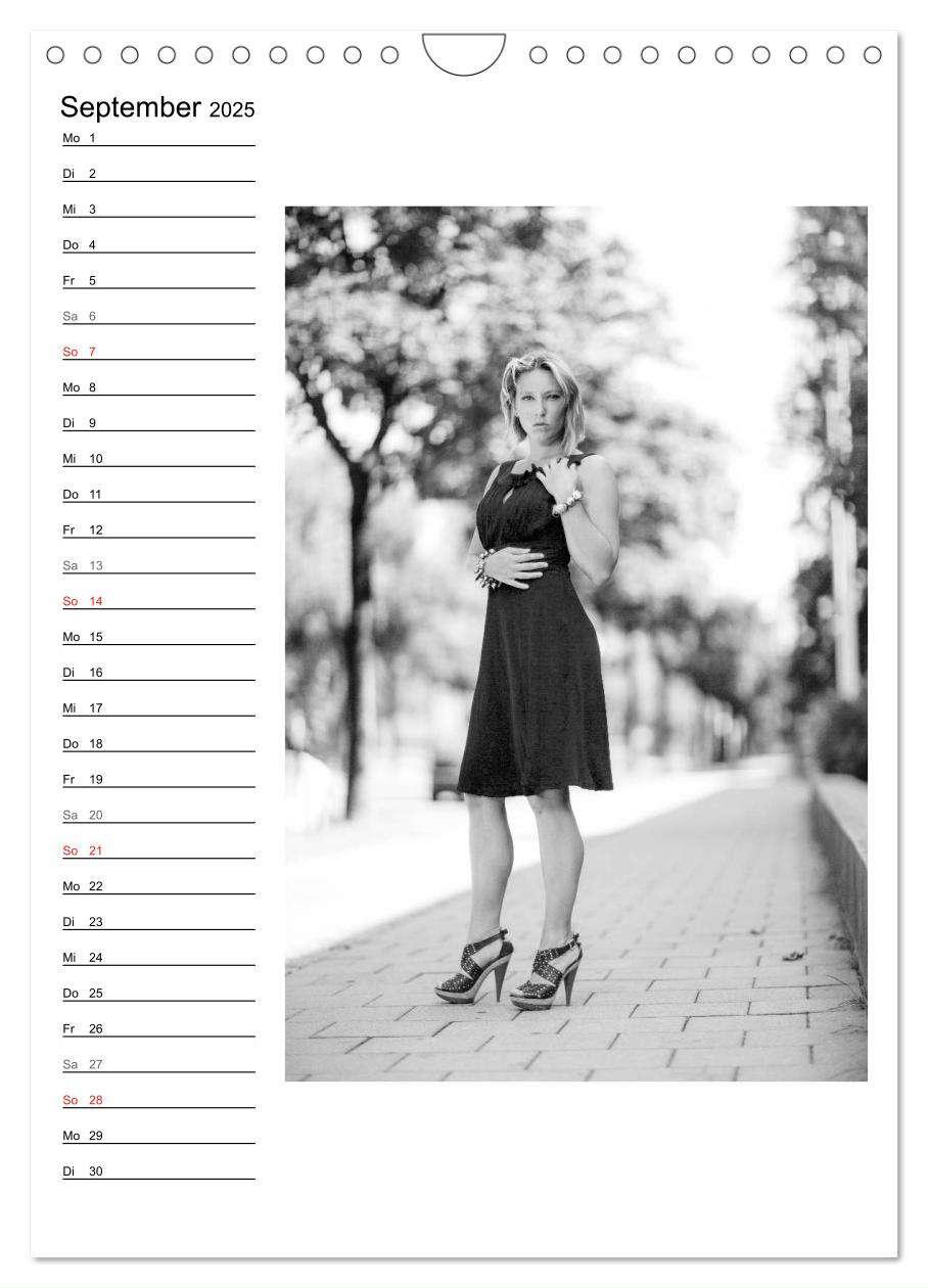 Bild: 9783457030271 | Mode in schwarz und weiß (Wandkalender 2025 DIN A4 hoch), CALVENDO...