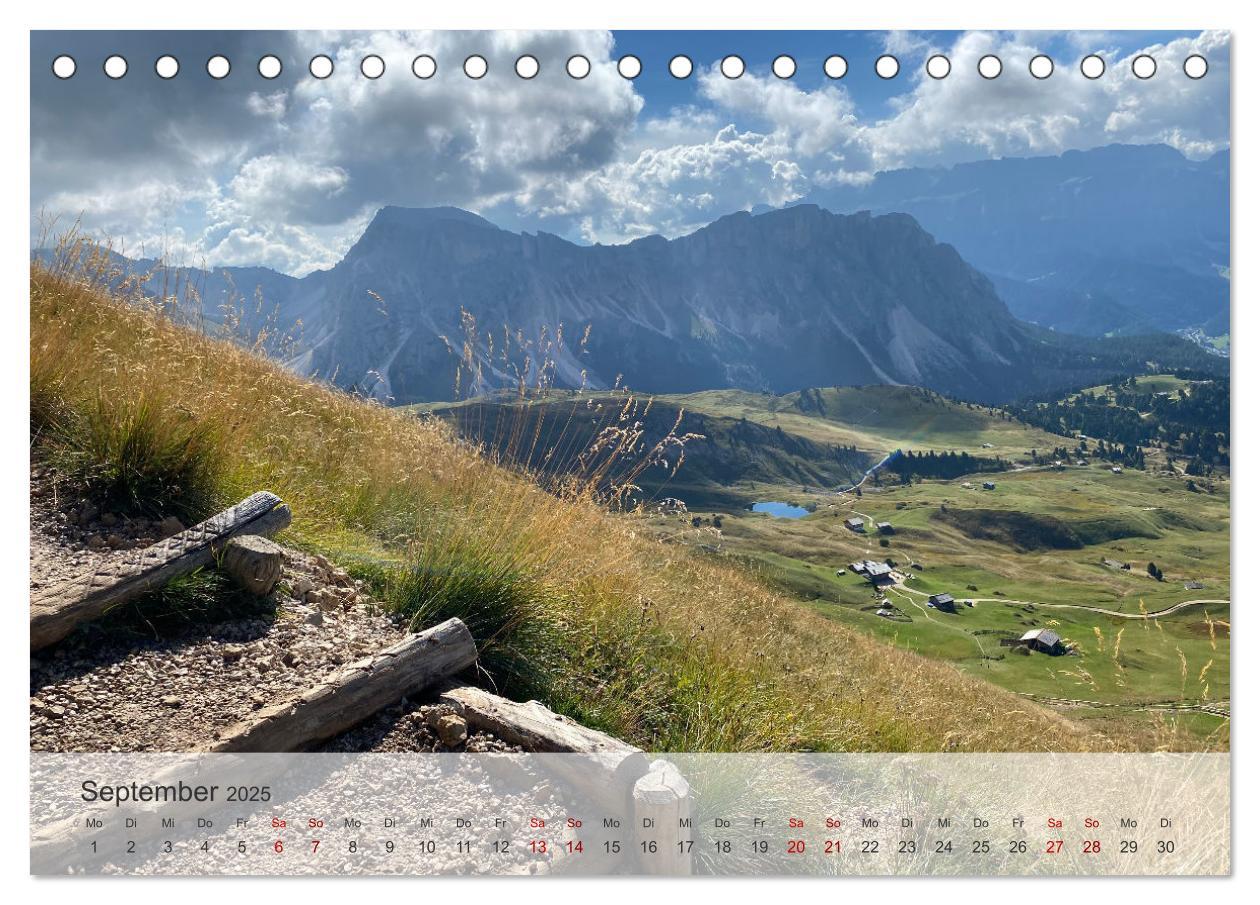 Bild: 9783457236697 | Alpenauszeit - Die Berghütten unserer Alpen (Tischkalender 2025 DIN...