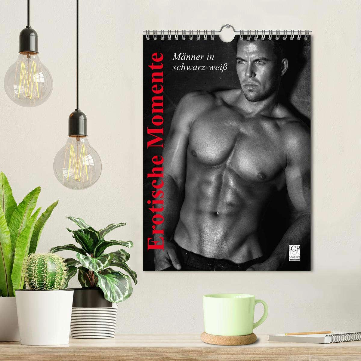 Bild: 9783457036396 | Erotische Momente. Männer in schwarz-weiß (Wandkalender 2025 DIN A4...