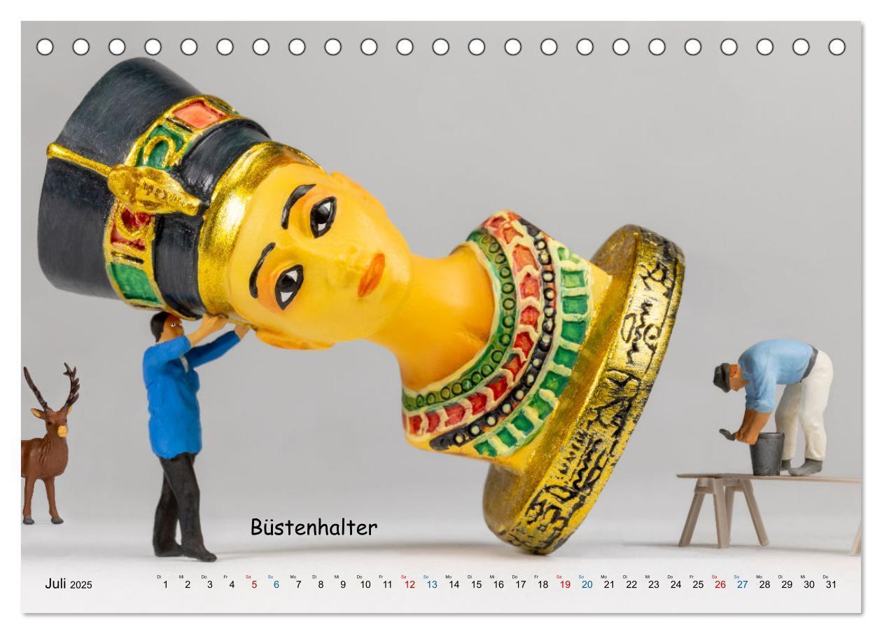 Bild: 9783457166192 | Büstenhalter ... und andere Mini-Welten (Tischkalender 2025 DIN A5...