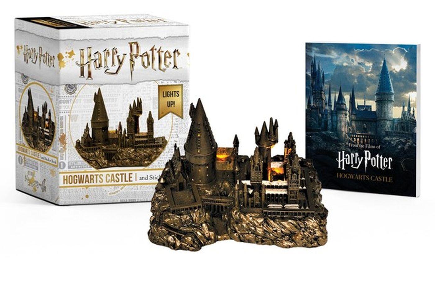 Cover: 9780762464401 | Harry Potter Hogwarts Castle and Sticker Book | Lights Up! | Press