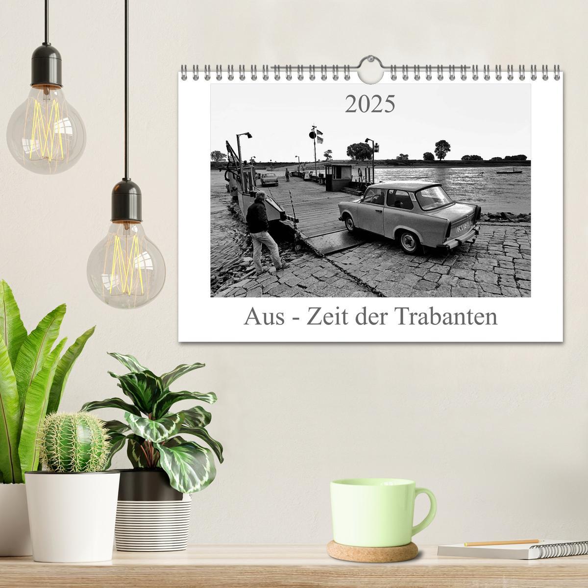 Bild: 9783435833405 | Aus - Zeit der Trabanten (Wandkalender 2025 DIN A4 quer), CALVENDO...