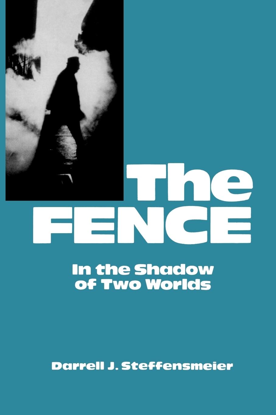 Cover: 9780847674954 | The Fence | In the Shadow of Two Worlds | Darrell J. Steffensmeier