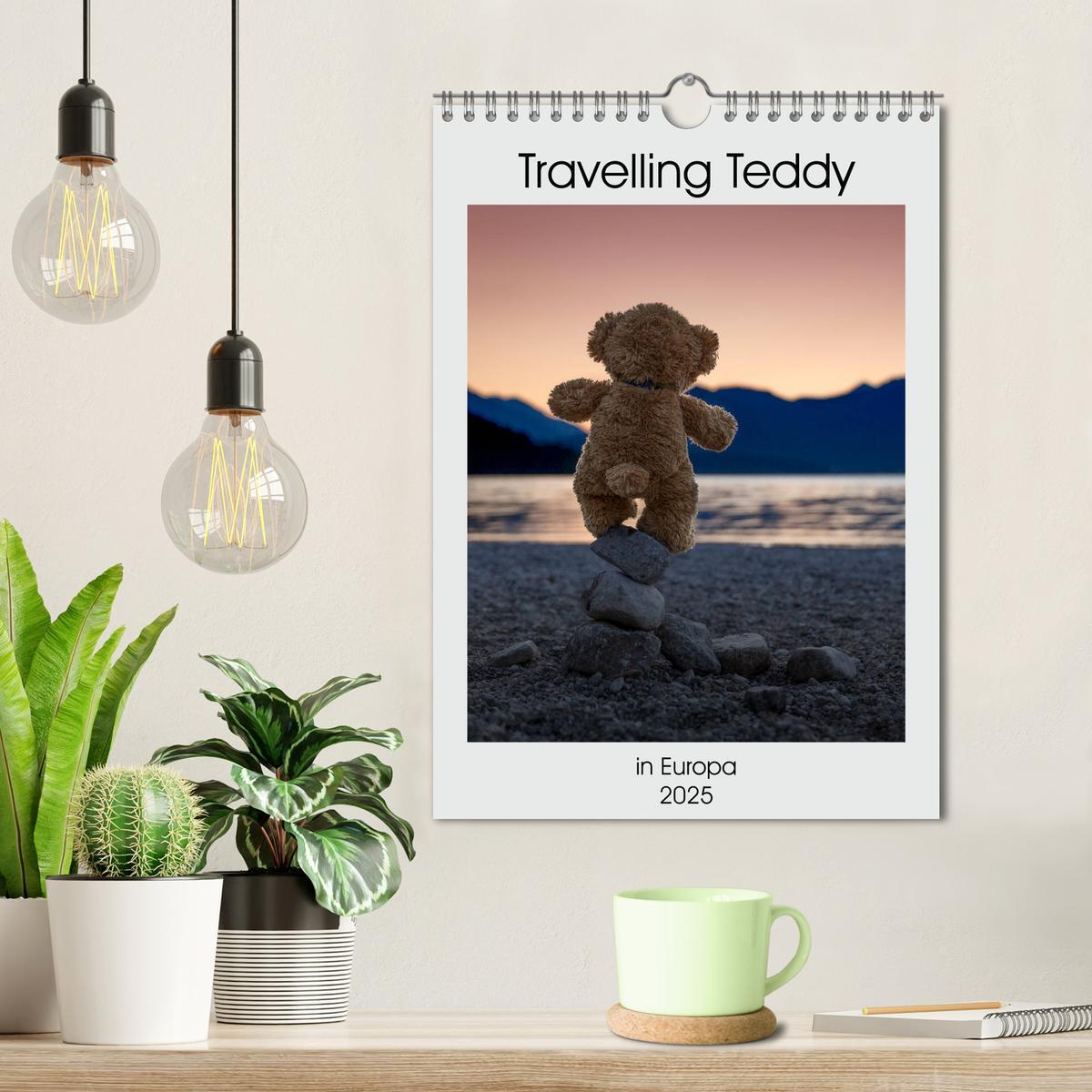 Bild: 9783435985371 | Travelling Teddy in Europa (Wandkalender 2025 DIN A4 hoch),...