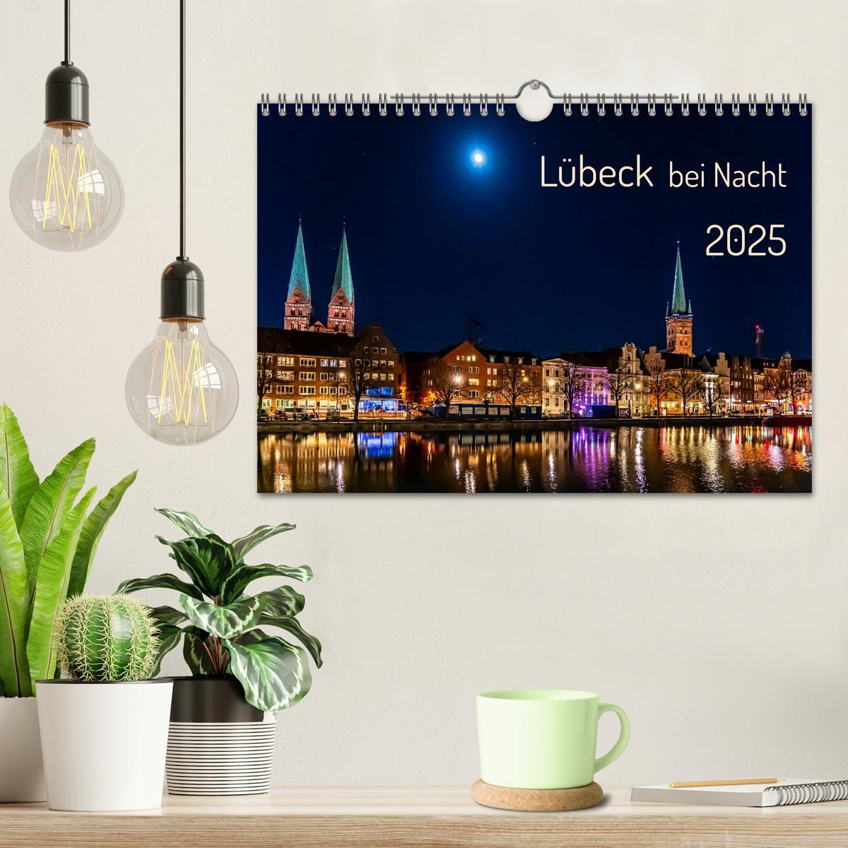 Bild: 9783383982927 | Lübeck bei Nacht (Wandkalender 2025 DIN A4 quer), CALVENDO...