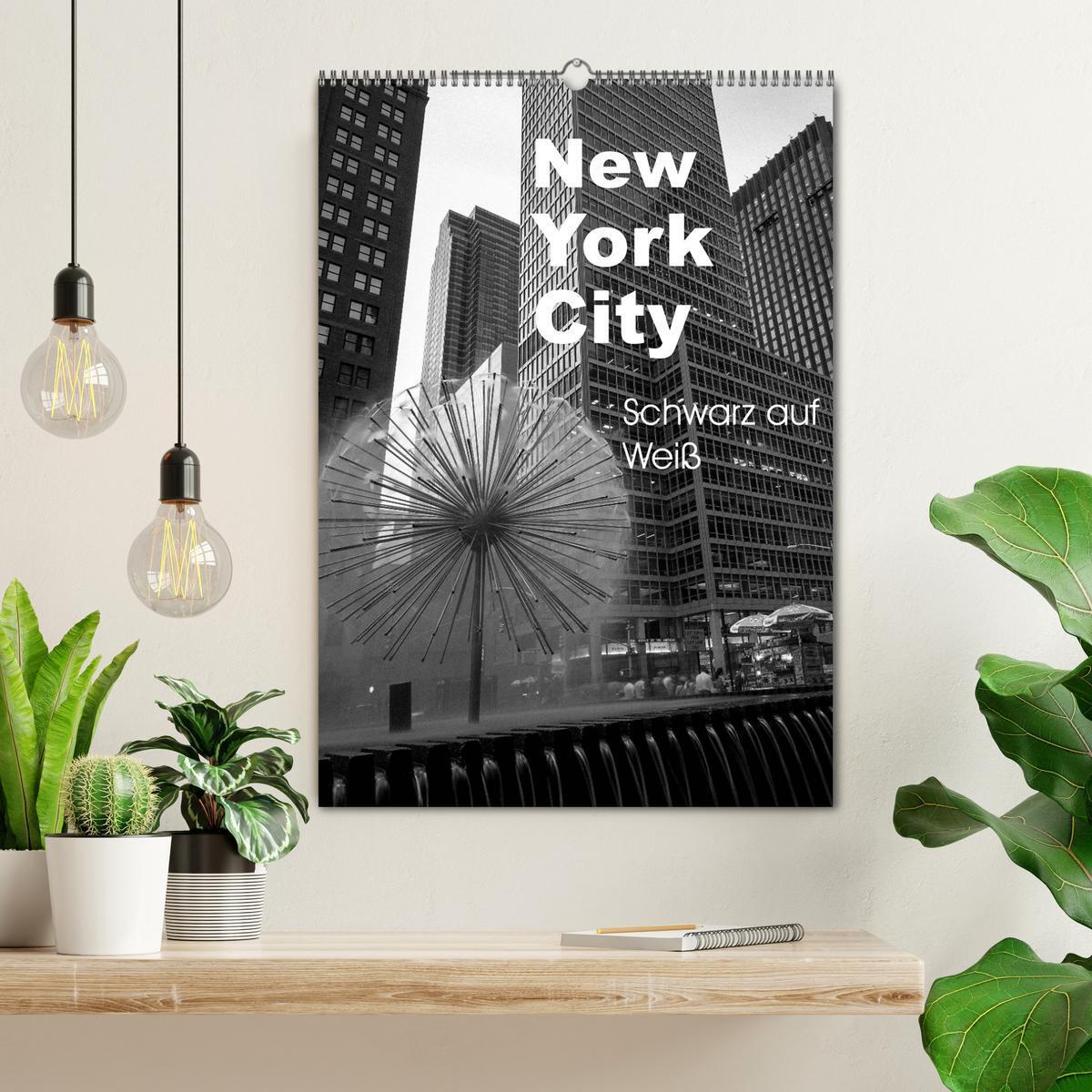 Bild: 9783457034538 | New York City Schwarz auf Weiß (Wandkalender 2025 DIN A2 hoch),...