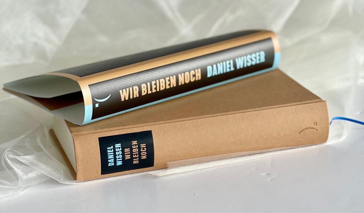 Bild: 9783630876443 | Wir bleiben noch | Roman | Daniel Wisser | Buch | 480 S. | Deutsch