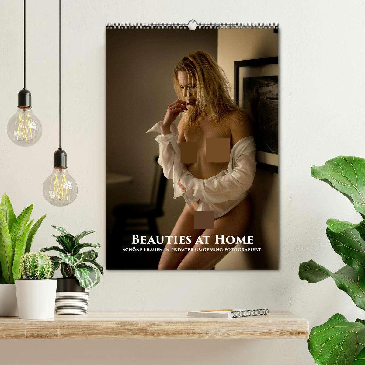 Bild: 9783435916641 | Beauties at Home (Wandkalender 2025 DIN A2 hoch), CALVENDO...