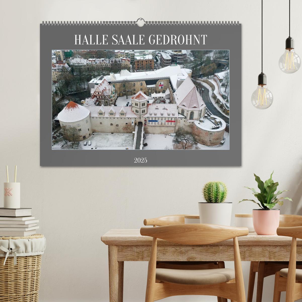 Bild: 9783383903960 | HALLE SAALE GEDROHNT 2025 (Wandkalender 2025 DIN A2 quer), CALVENDO...