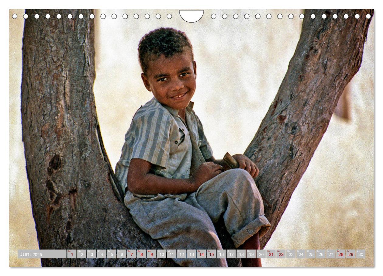 Bild: 9783435138388 | Kinderaugen aus Afrika (Wandkalender 2025 DIN A4 quer), CALVENDO...