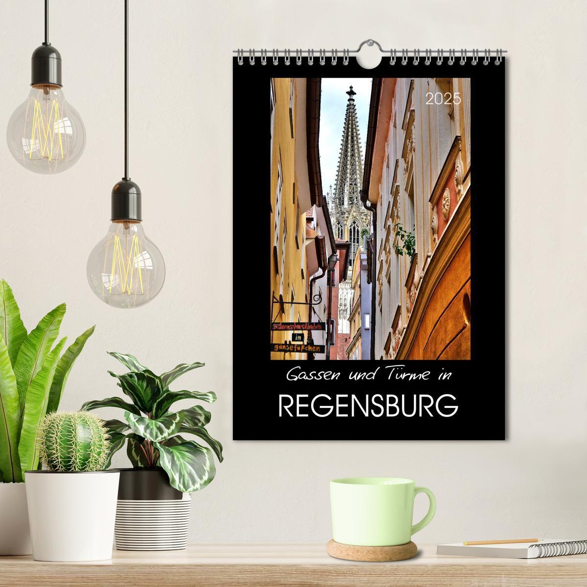 Bild: 9783457030370 | Gassen und Türme in Regensburg (Wandkalender 2025 DIN A4 hoch),...