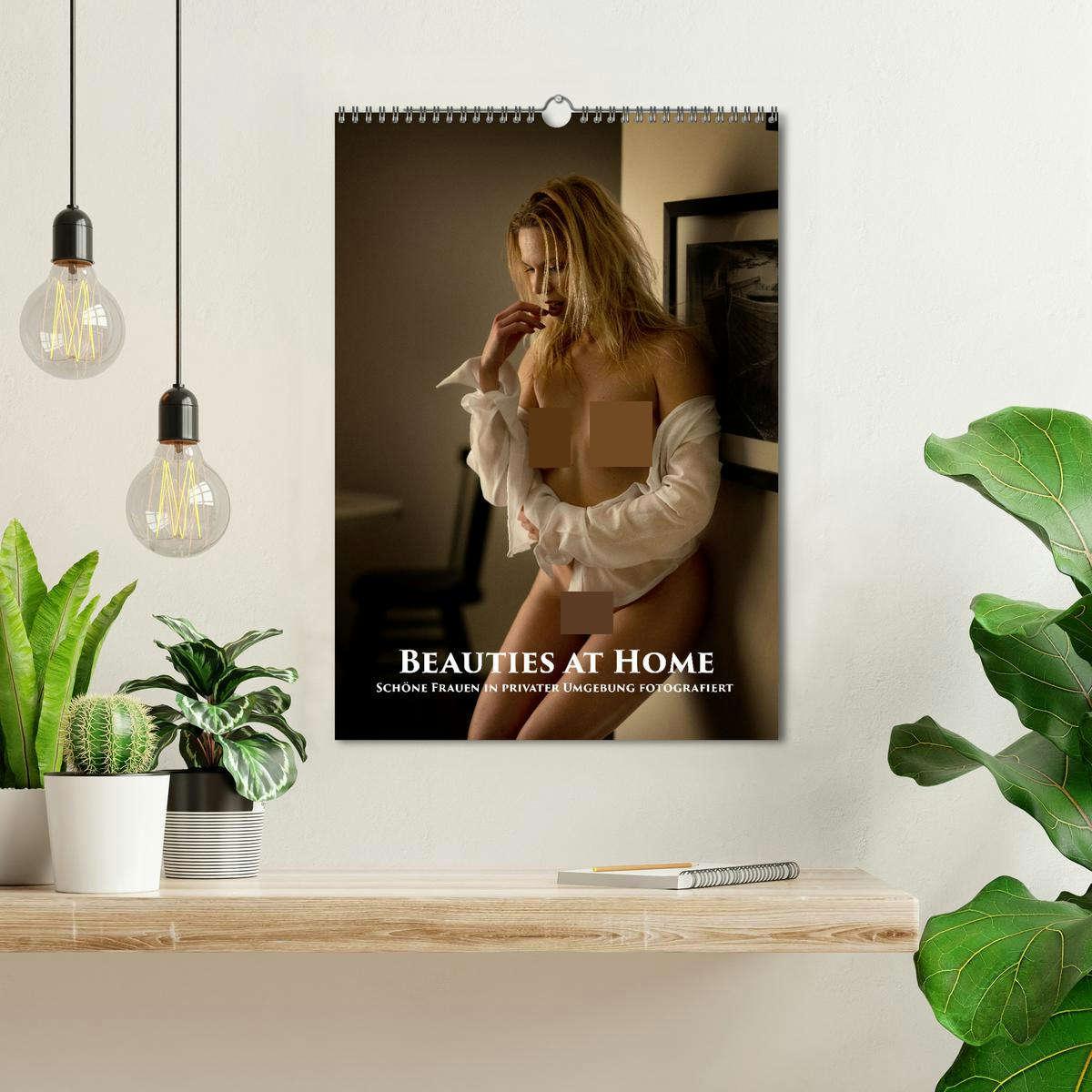 Bild: 9783435917129 | Beauties at Home (Wandkalender 2025 DIN A3 hoch), CALVENDO...