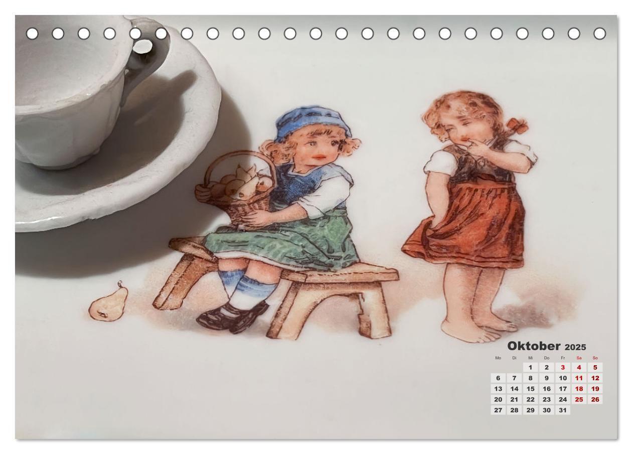 Bild: 9783383903564 | Kinderszenen auf altem Puppengeschirr (Tischkalender 2025 DIN A5...