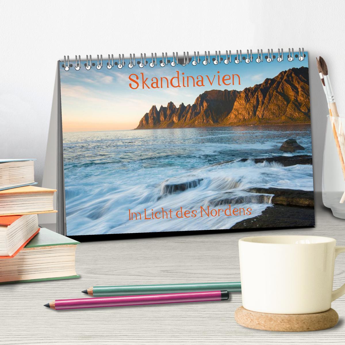 Bild: 9783435580248 | Skandinavien - Im Licht des Nordens (Tischkalender 2025 DIN A5...