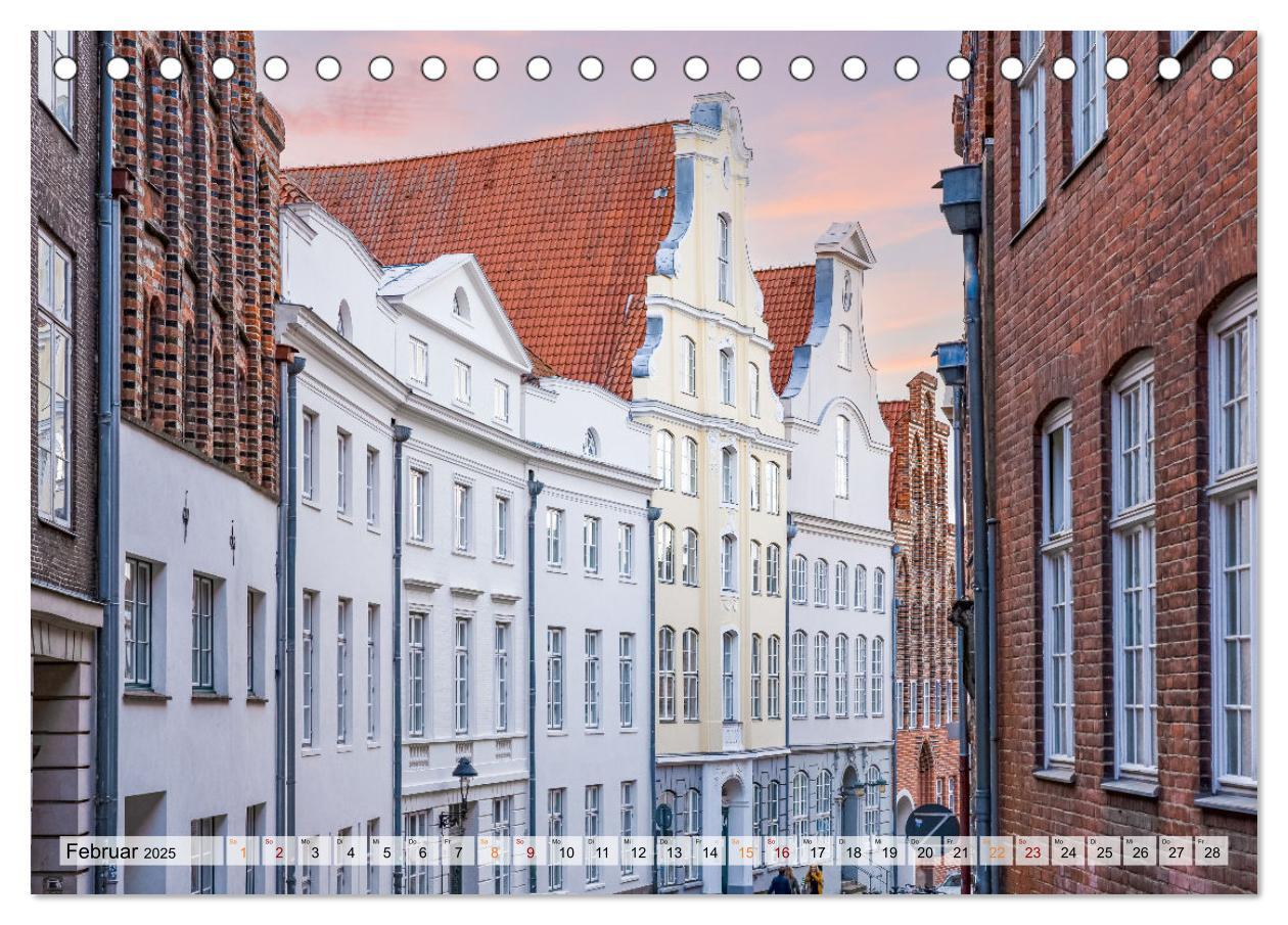 Bild: 9783383902031 | Lübeck Impressionen (Tischkalender 2025 DIN A5 quer), CALVENDO...