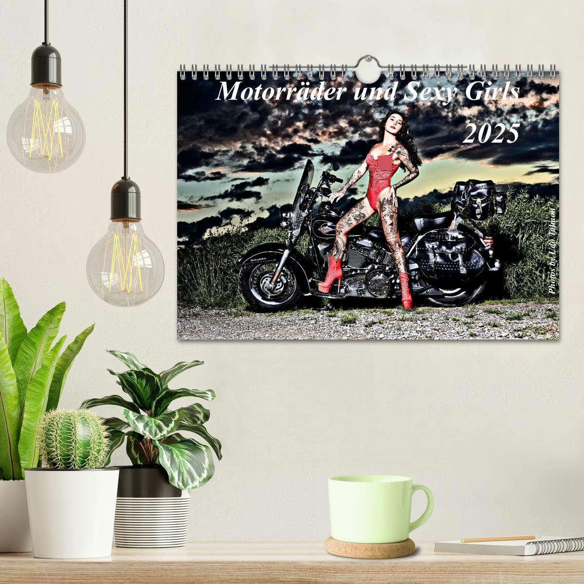 Bild: 9783457142028 | Motorräder und Sexy Girls (Wandkalender 2025 DIN A4 quer), CALVENDO...