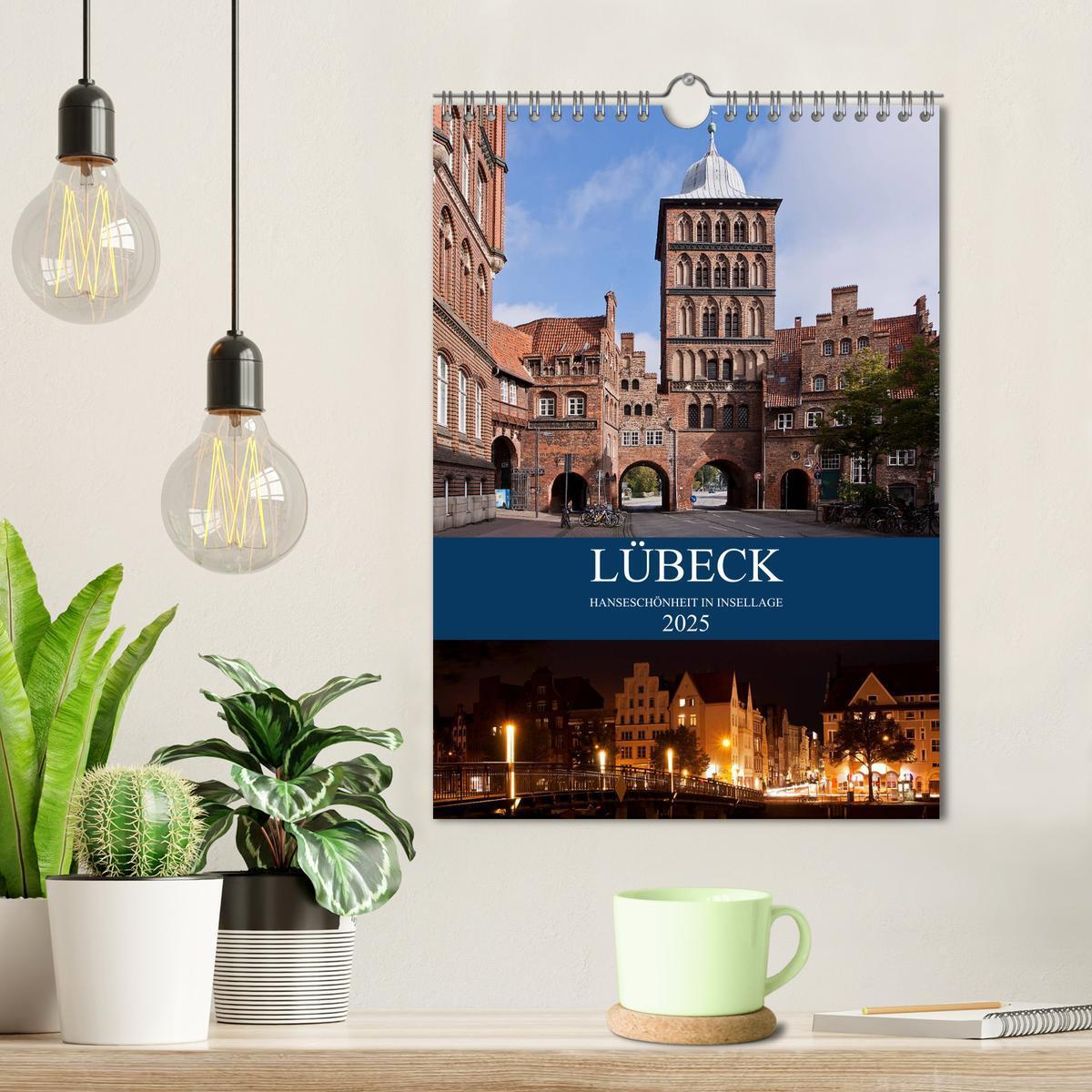 Bild: 9783435994106 | Lübeck - Hanseschönheit in Insellage (Wandkalender 2025 DIN A4...