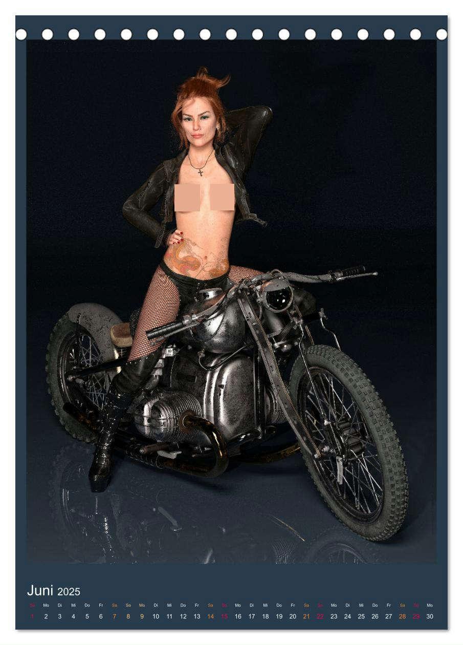 Bild: 9783457128022 | Hot Girls and Bikes (Tischkalender 2025 DIN A5 hoch), CALVENDO...