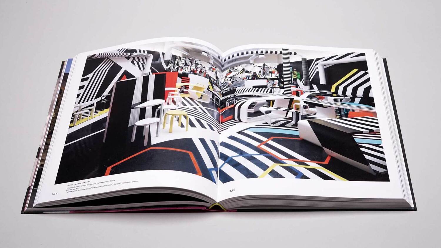 Bild: 9783969120712 | Tobias Rehberger | 1993-2022 | Ulrike Groos (u. a.) | Buch | 320 S.