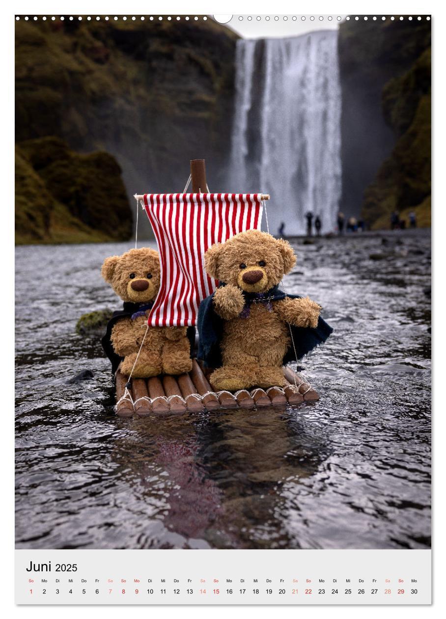 Bild: 9783457136737 | Travelling Teddy in Island (Wandkalender 2025 DIN A2 hoch),...