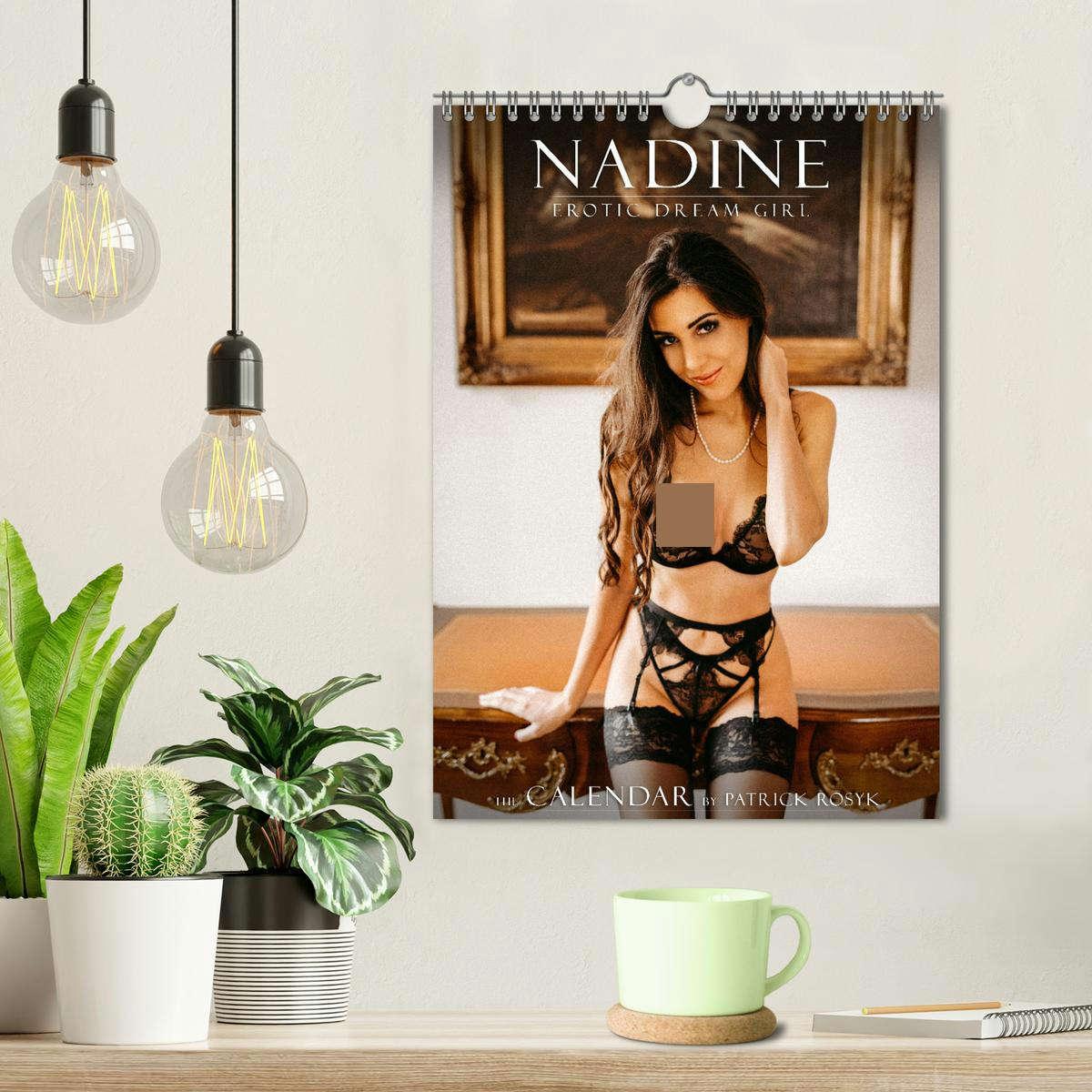 Bild: 9783435890187 | Nadine - Erotic Dream Girl (Wandkalender 2025 DIN A4 hoch),...