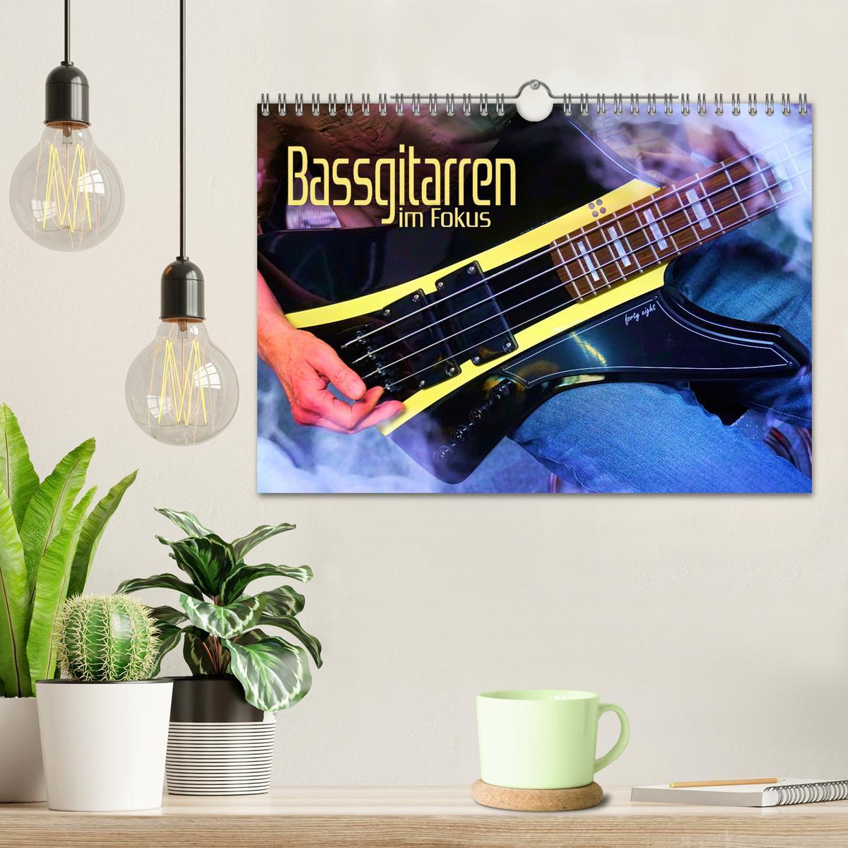 Bild: 9783435007240 | Bassgitarren im Fokus (Wandkalender 2025 DIN A4 quer), CALVENDO...