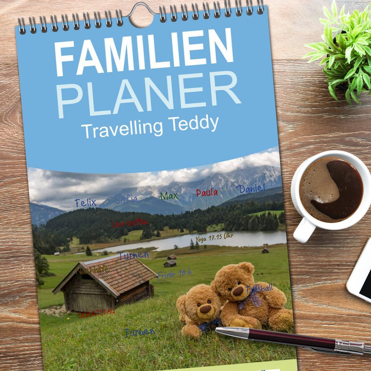 Bild: 9783457110614 | Familienplaner 2025 - Travelling Teddy mit 5 Spalten (Wandkalender,...