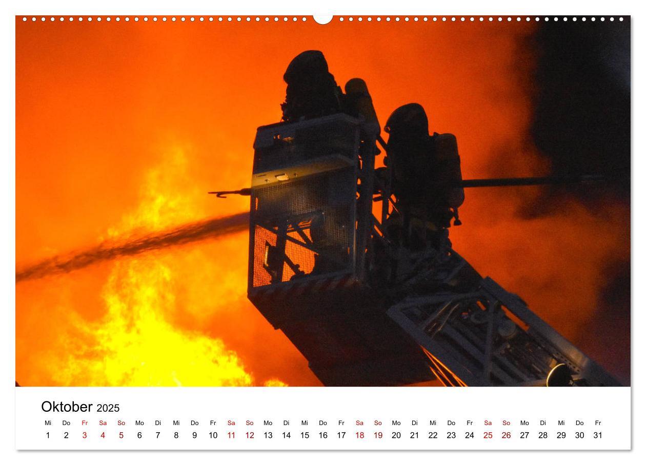 Bild: 9783435120949 | FEUERWEHR IM EINSATZ (Wandkalender 2025 DIN A2 quer), CALVENDO...