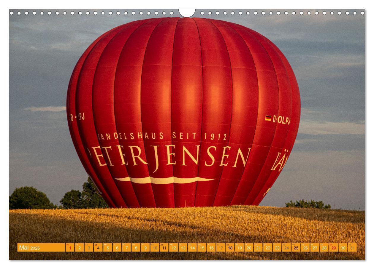 Bild: 9783457182413 | Heißluftballone - Bunte Riesen im Norden (Wandkalender 2025 DIN A3...