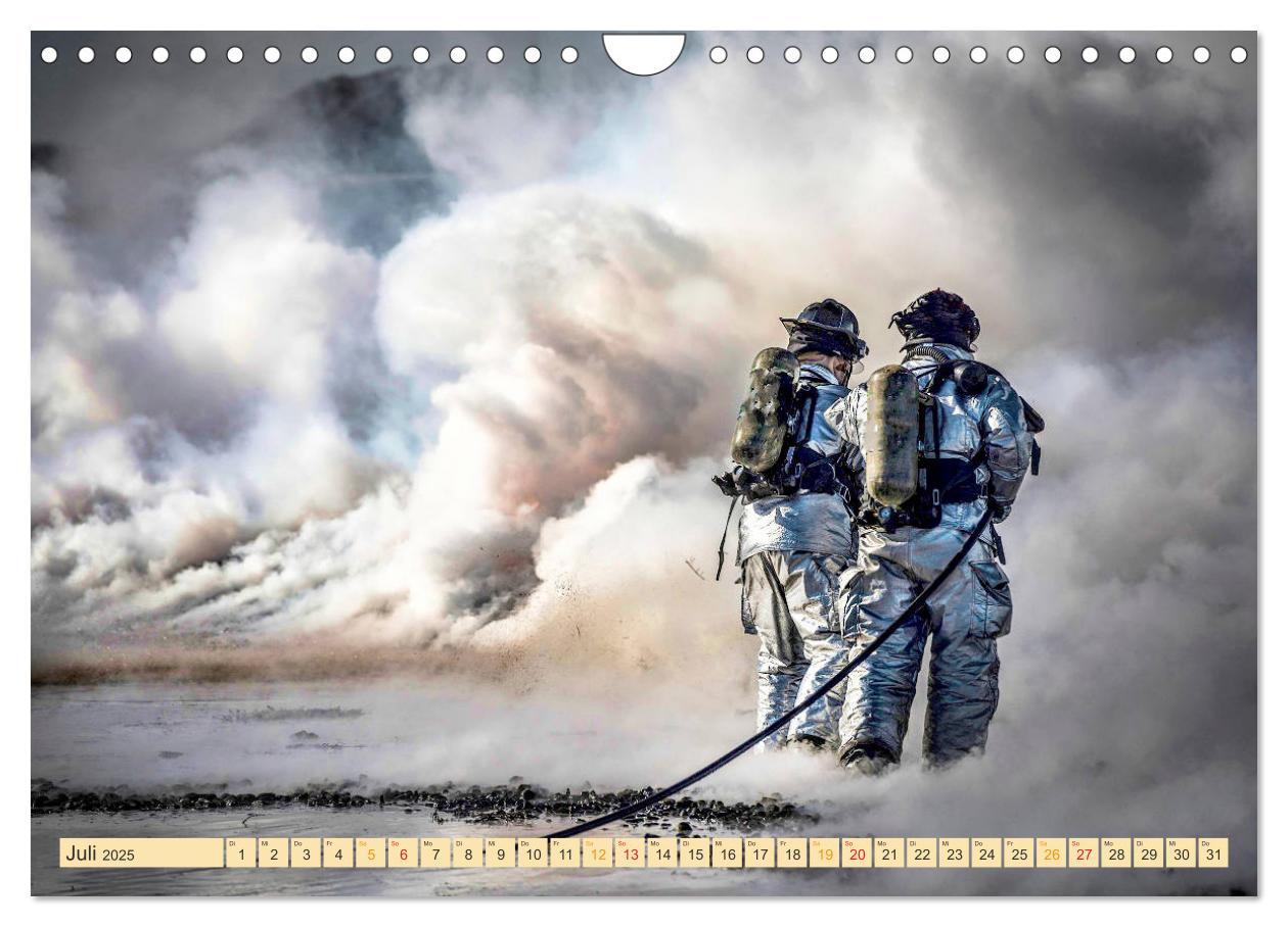 Bild: 9783435240241 | Feuerwehr - Einsätze (Wandkalender 2025 DIN A4 quer), CALVENDO...