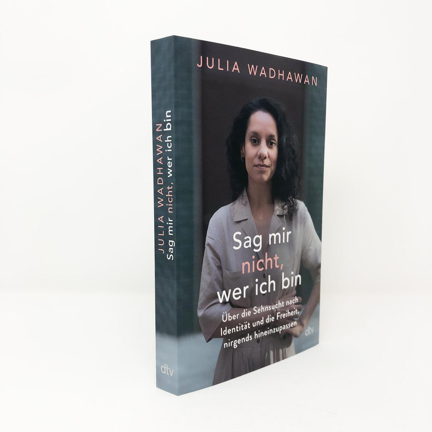 Bild: 9783423263252 | Sag mir nicht, wer ich bin | Julia Wadhawan | Taschenbuch | 240 S.