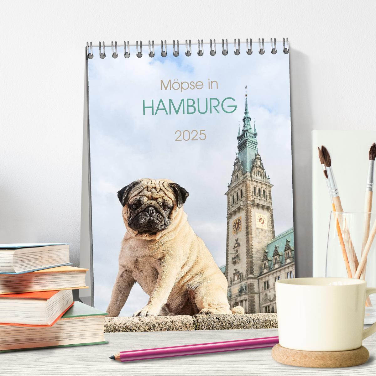 Bild: 9783435985838 | Möpse in Hamburg (Tischkalender 2025 DIN A5 hoch), CALVENDO...