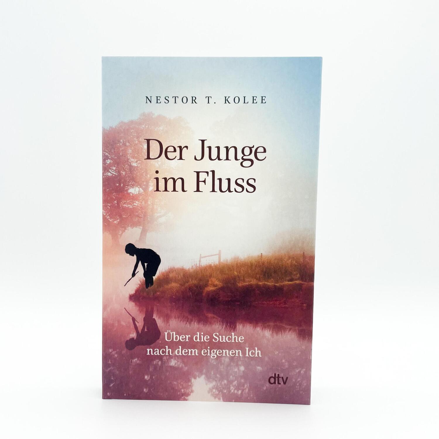 Bild: 9783423351942 | Der Junge im Fluss | Nestor T. Kolee | Taschenbuch | 224 S. | Deutsch