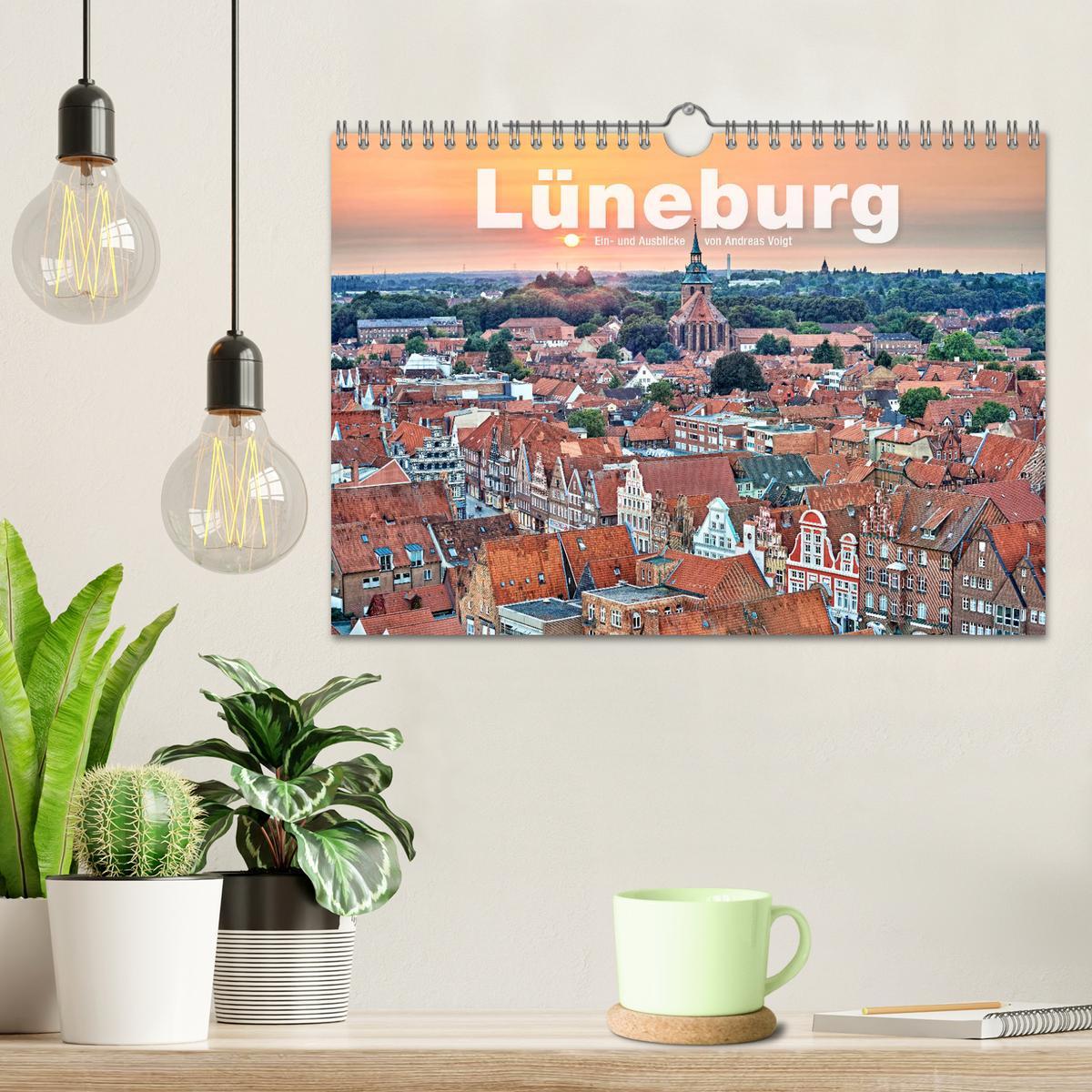 Bild: 9783435358083 | LÜNEBURG Ein- und Ausblicke von Andreas Voigt (Wandkalender 2025...