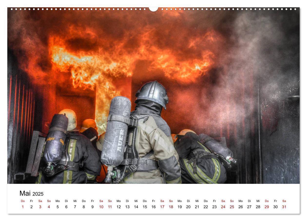 Bild: 9783435120949 | FEUERWEHR IM EINSATZ (Wandkalender 2025 DIN A2 quer), CALVENDO...