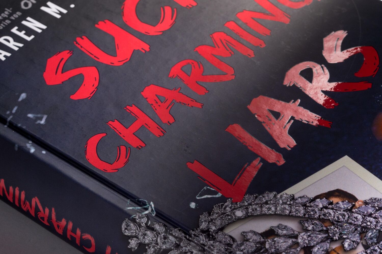 Bild: 9783570166628 | Such Charming Liars | Karen M. McManus | Buch | 432 S. | Deutsch | cbj