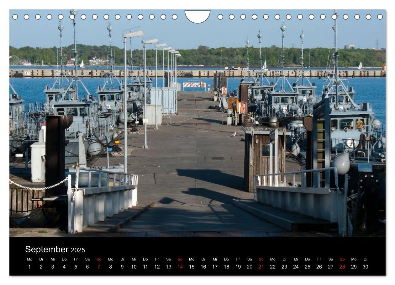 Bild: 9783435733583 | Marinestützpunkt Kiel (Wandkalender 2025 DIN A4 quer), CALVENDO...