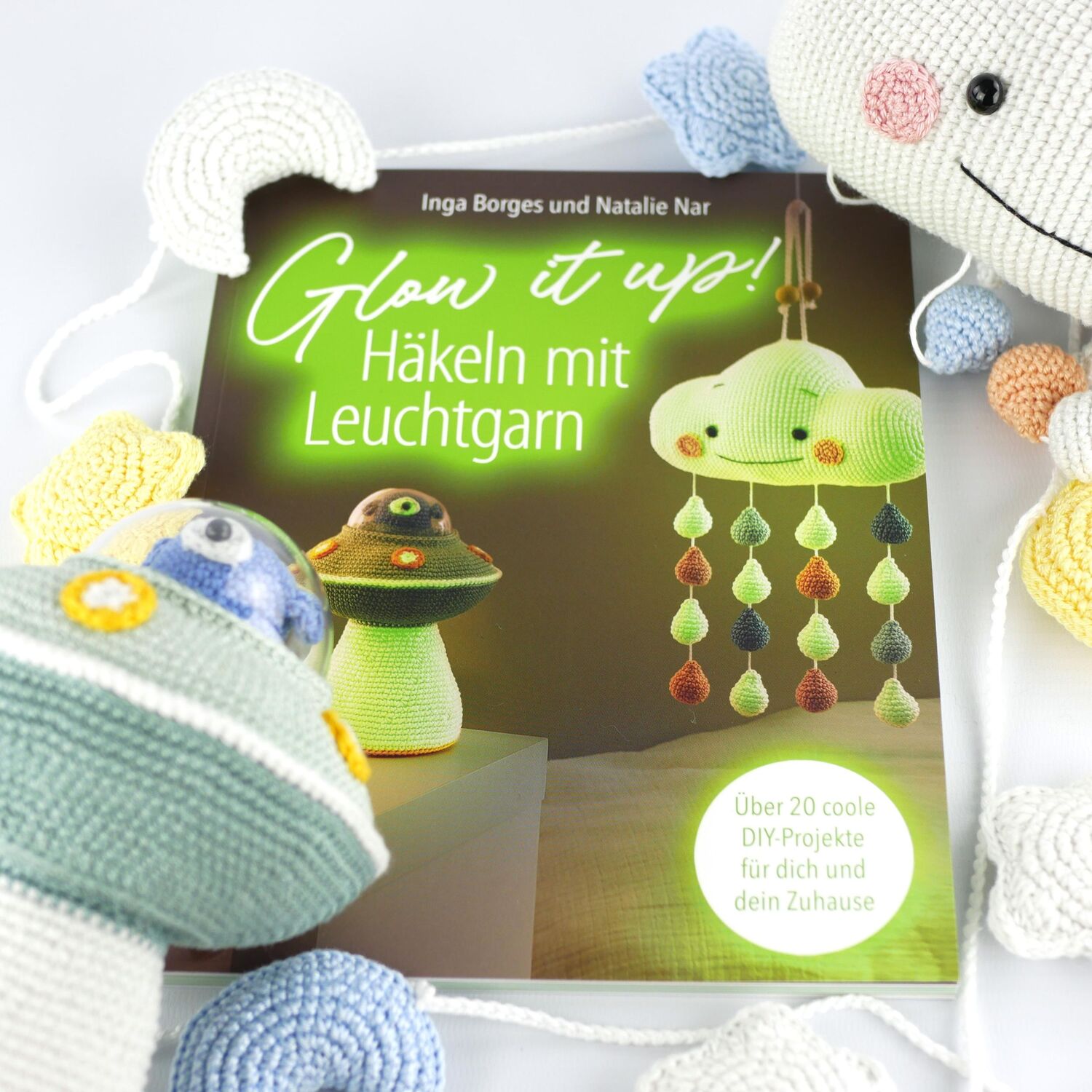 Bild: 9783747406649 | Glow it up: Häkeln mit Leuchtgarn | Inga Borges (u. a.) | Taschenbuch