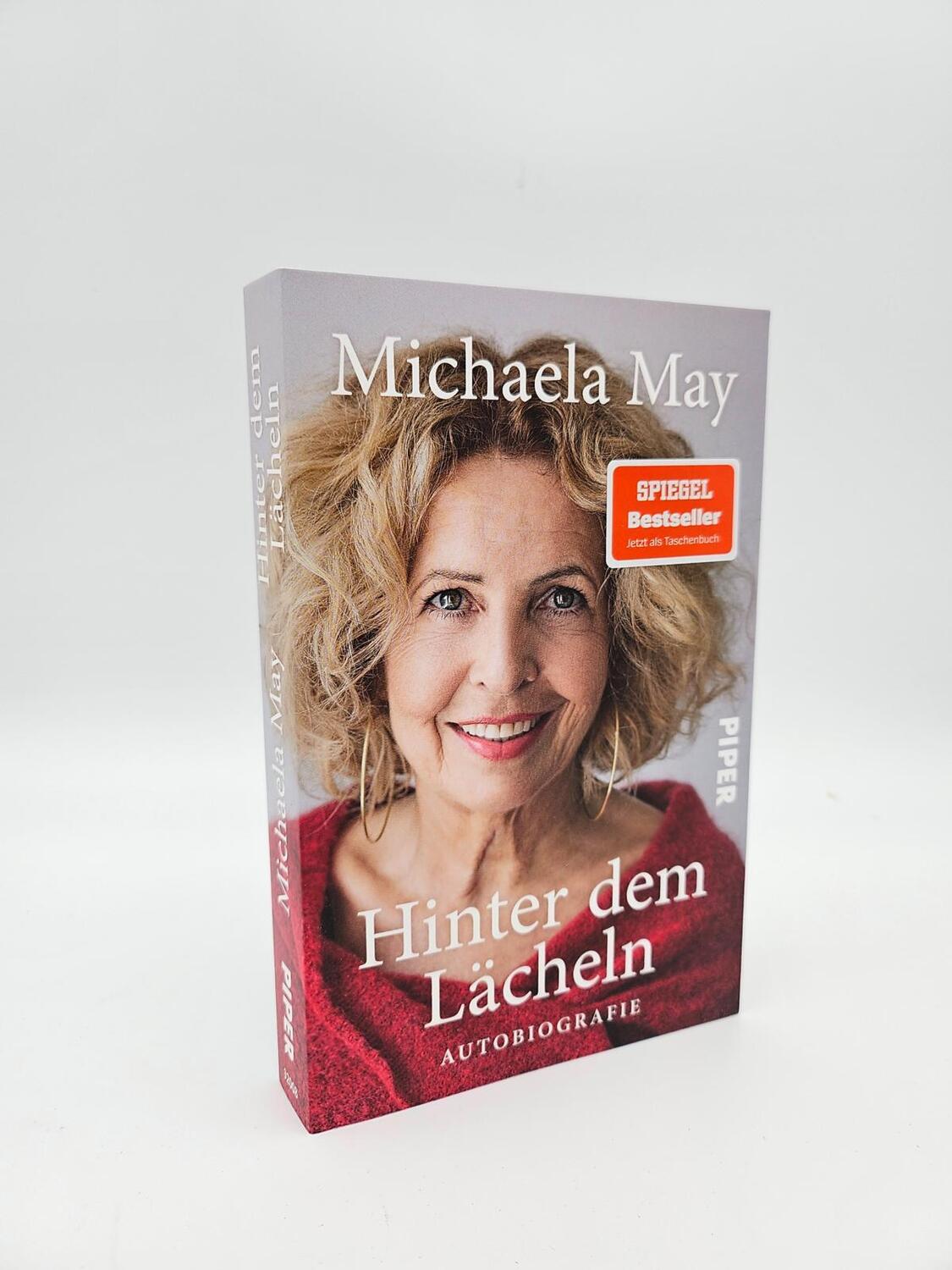 Bild: 9783492320085 | Hinter dem Lächeln | Michaela May | Taschenbuch | 256 S. | Deutsch