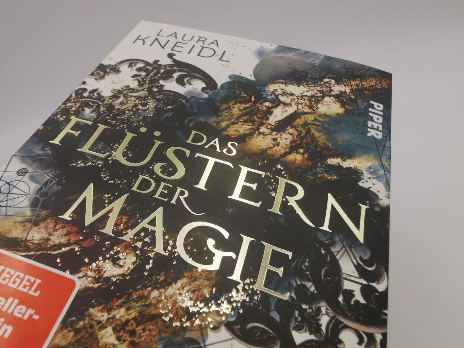 Bild: 9783492705691 | Das Flüstern der Magie | Roman | Laura Kneidl | Taschenbuch | 400 S.