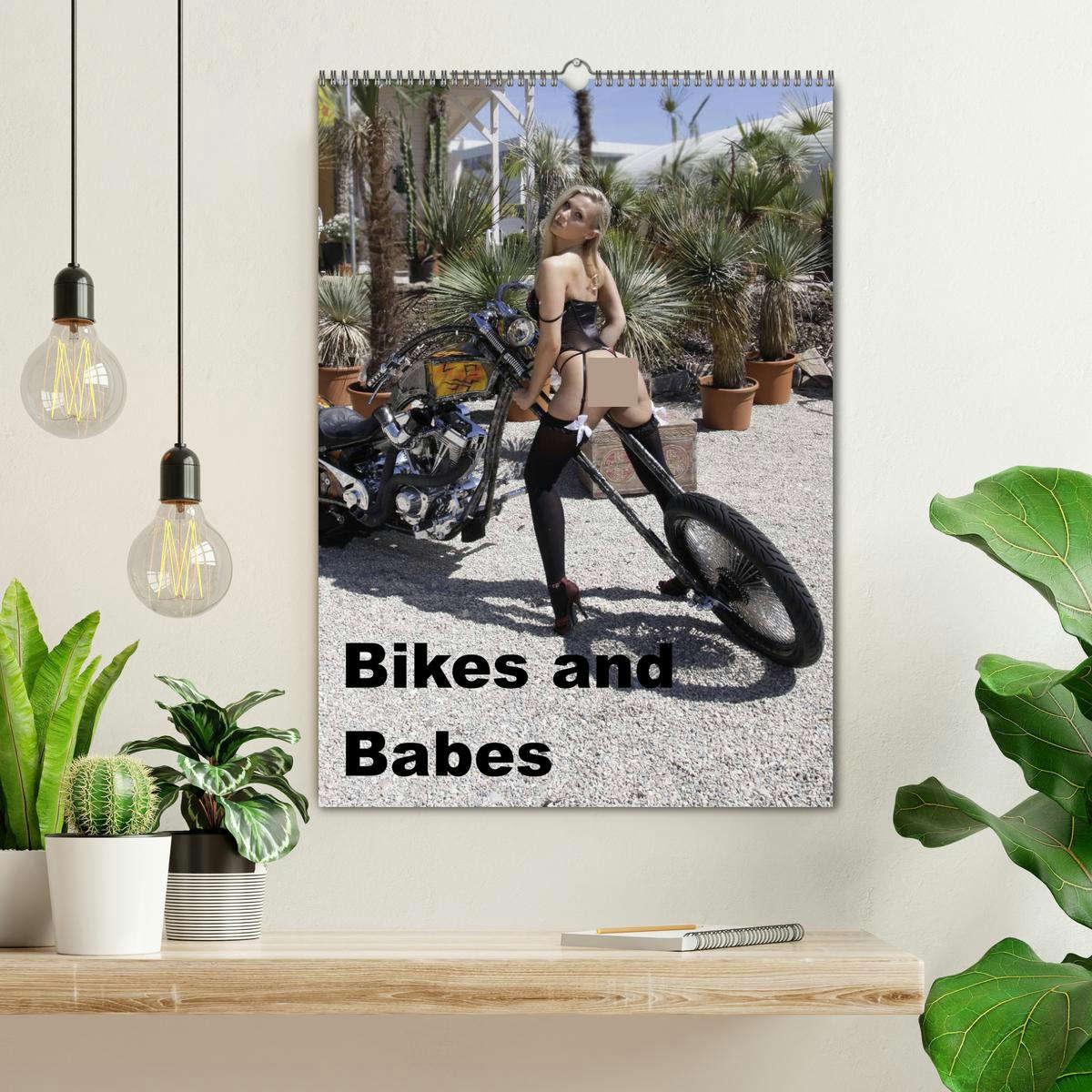 Bild: 9783457070697 | Bikes and Babes (Wandkalender 2025 DIN A2 hoch), CALVENDO...