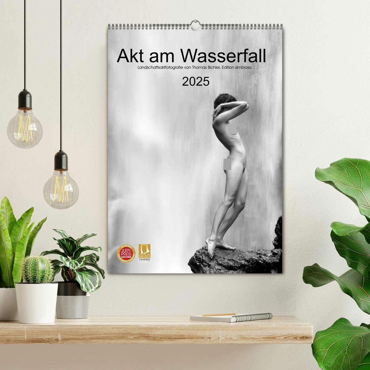 Bild: 9783457016688 | Akt am Wasserfall (Wandkalender 2025 DIN A2 hoch), CALVENDO...