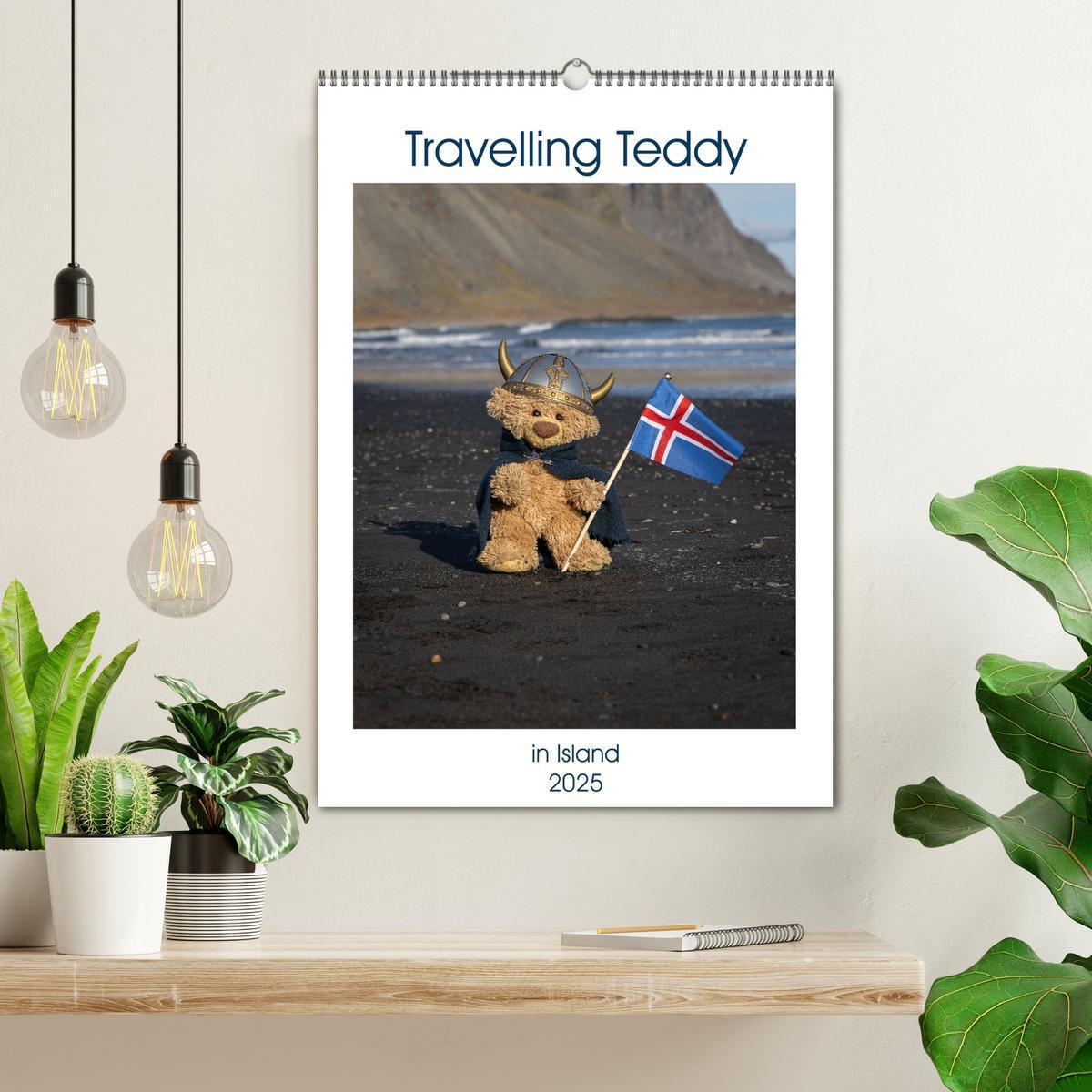 Bild: 9783457136737 | Travelling Teddy in Island (Wandkalender 2025 DIN A2 hoch),...