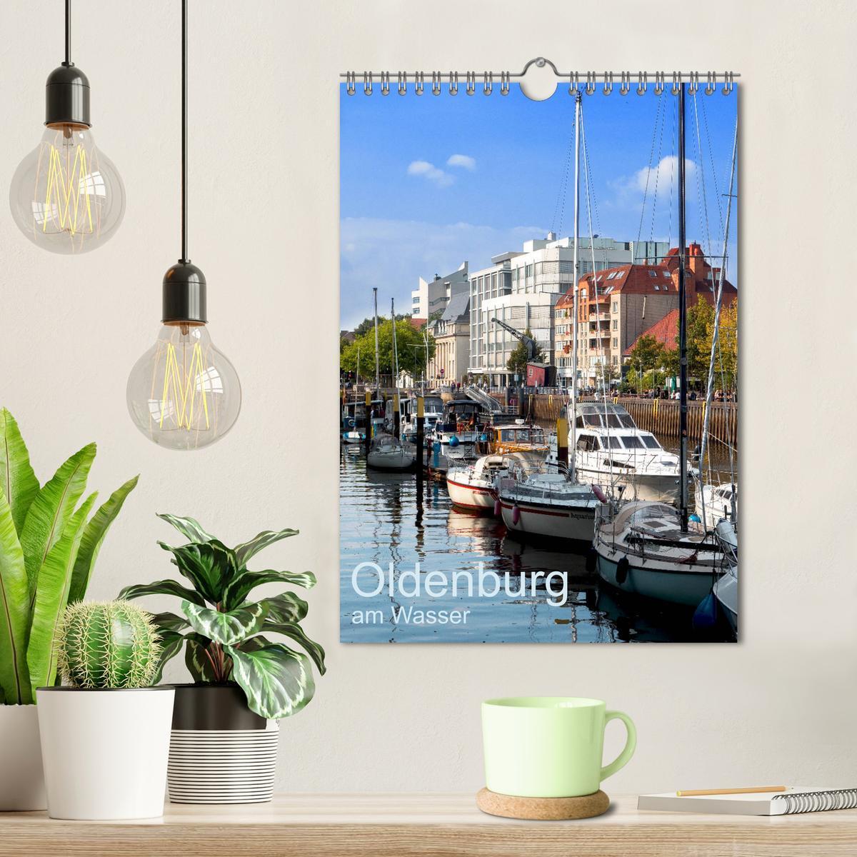 Bild: 9783435996995 | Oldenburg am Wasser (Wandkalender 2025 DIN A4 hoch), CALVENDO...