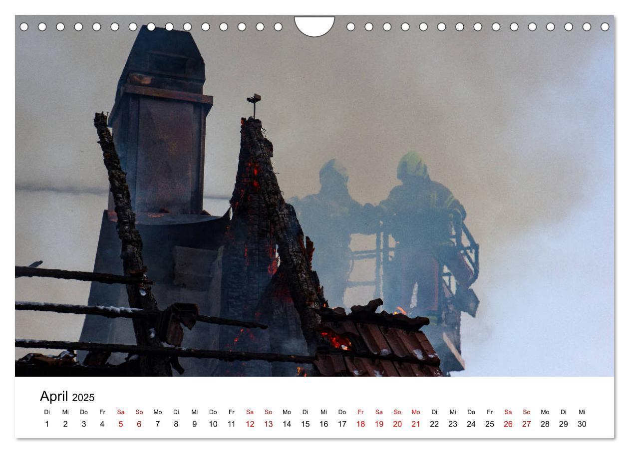 Bild: 9783435121502 | FEUERWEHR IM EINSATZ (Wandkalender 2025 DIN A4 quer), CALVENDO...