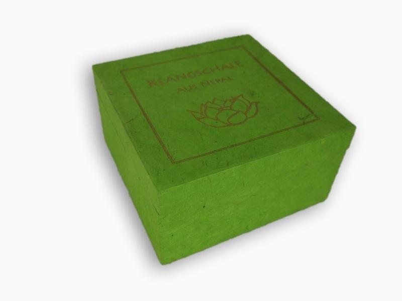 Bild: 4250396215229 | Klangschale in grüner Geschenkbox M mit Lotus-Box und Zubehör | Stück