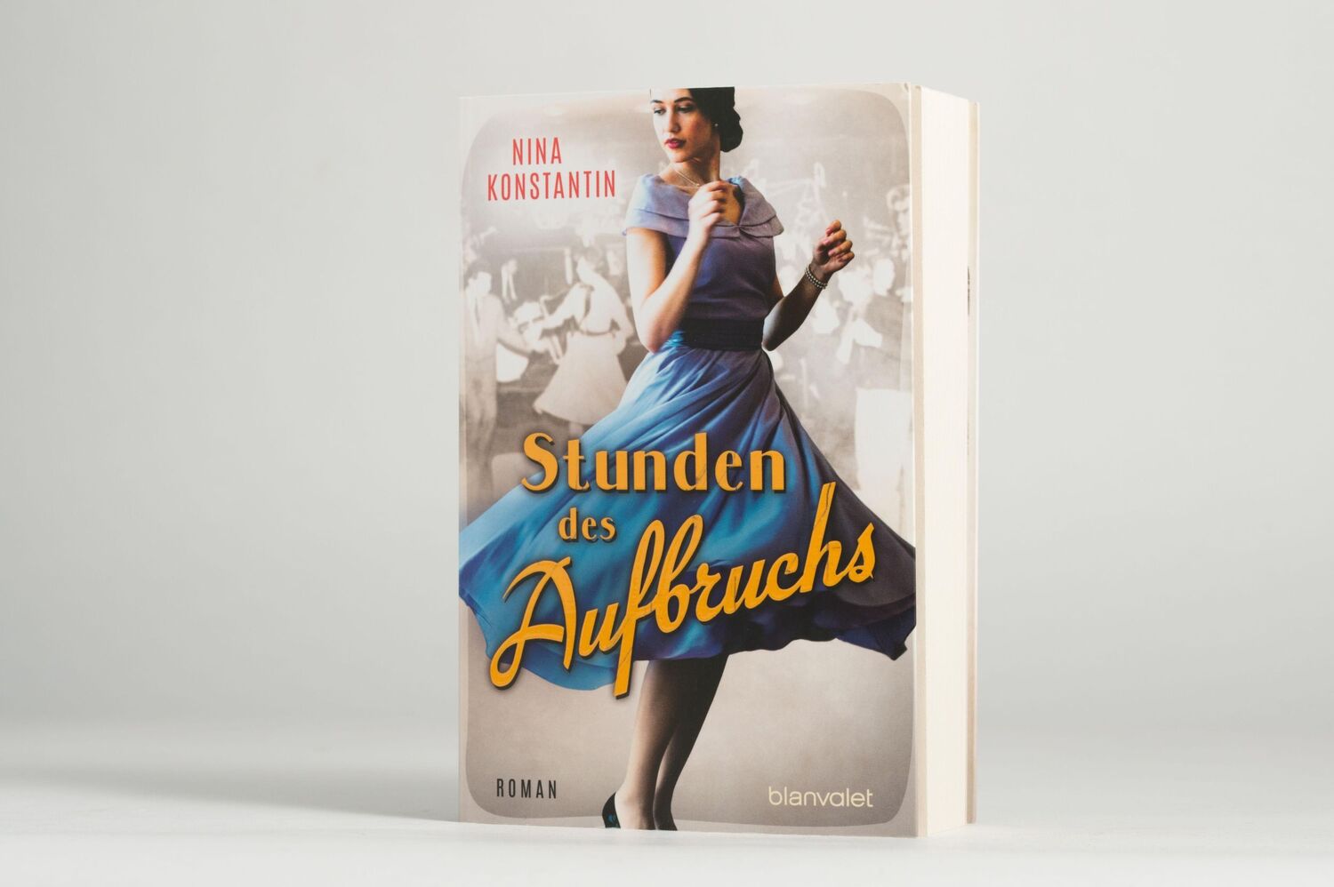 Bild: 9783734108235 | Stunden des Aufbruchs | Roman | Nina Konstantin | Taschenbuch | 480 S.