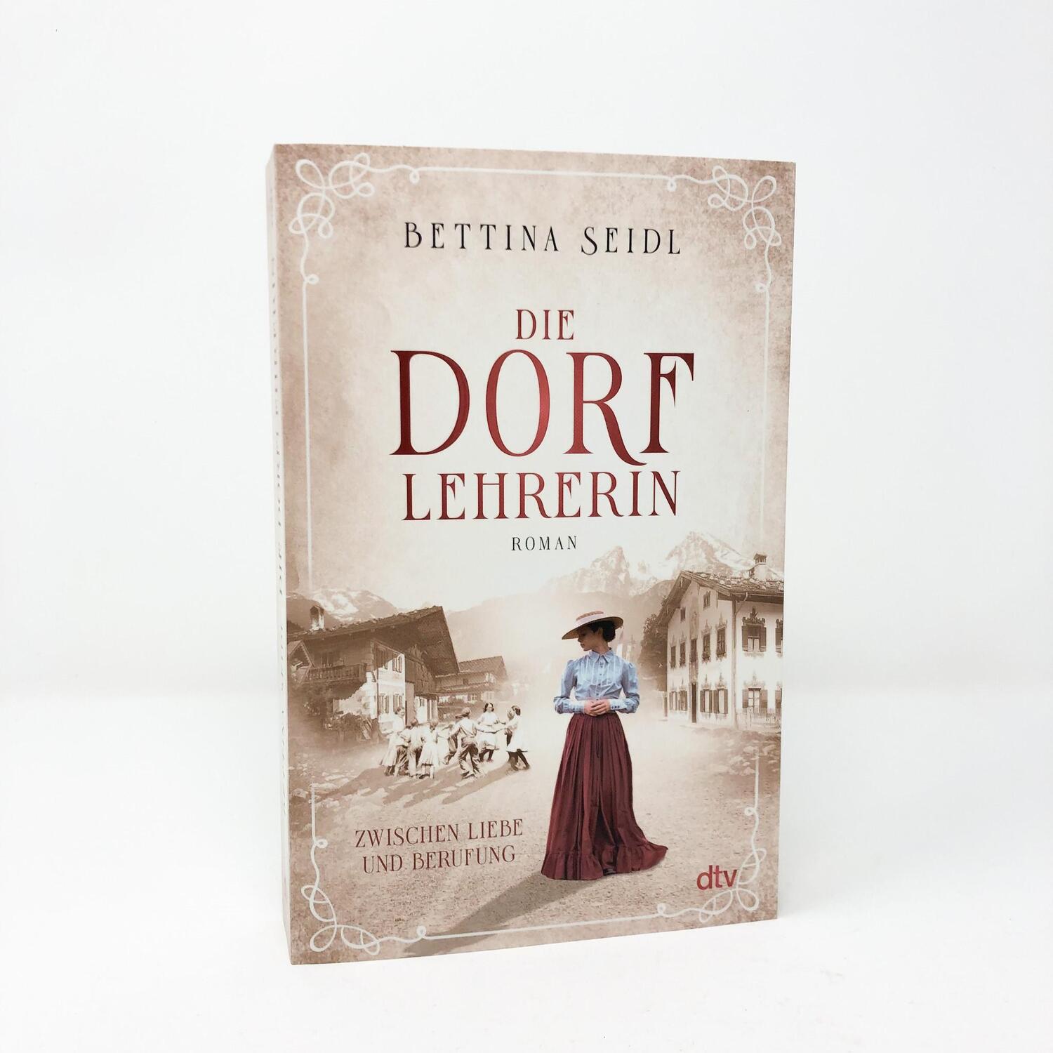 Bild: 9783423219846 | Die Dorflehrerin | Zwischen Liebe und Berufung - Roman | Bettina Seidl