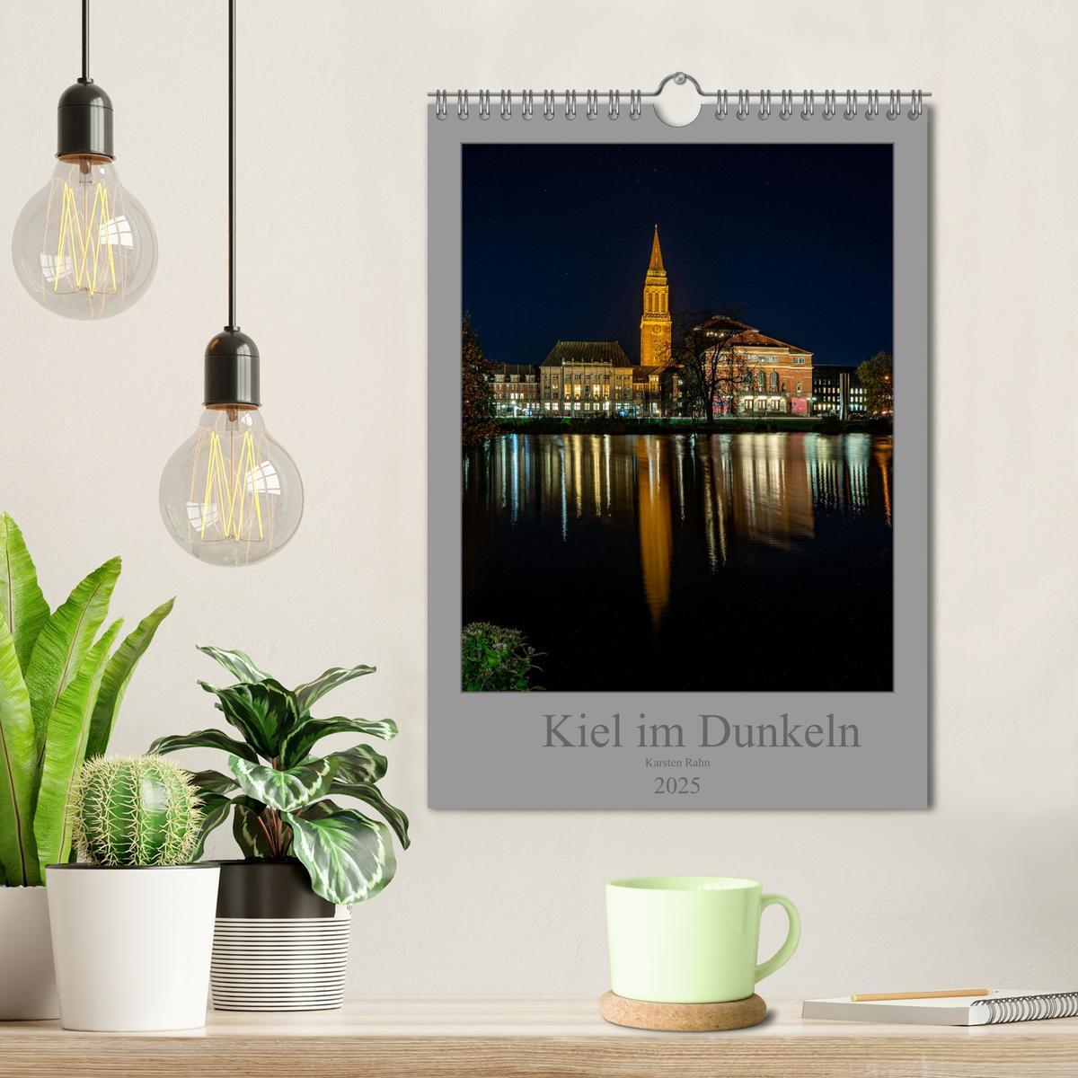 Bild: 9783435929047 | Kiel im Dunkeln. (Wandkalender 2025 DIN A4 hoch), CALVENDO...